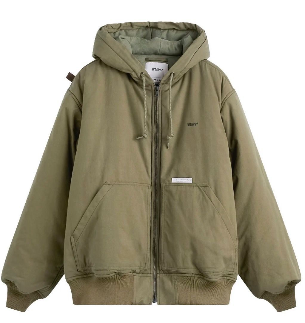 WTAPS PUFF DOOM HOODED JACKET （分類：外套及戶外衣服）位於 Hong Kong。 由 ch_lee630 提交（商品編號 1449321471，圖片 1）。簡介： Hey there! Up for grabs is this awesome WTAPS PUFF DOOM HOODED JACKET in a cool Olive Drab color. It's a size Medium (2), perfect for keeping you warm and stylish. You can see it's got that classic WTAPS vibe with a comfy hooded design and a zip-up front.。