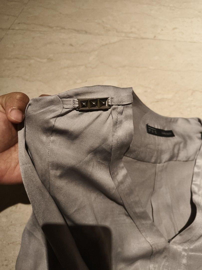 ZARA basic (Category: Blouses) located in Singapore. Submitted by cleverocean_1a4749 (Listing ID 1449273682, Image 2). Description: .