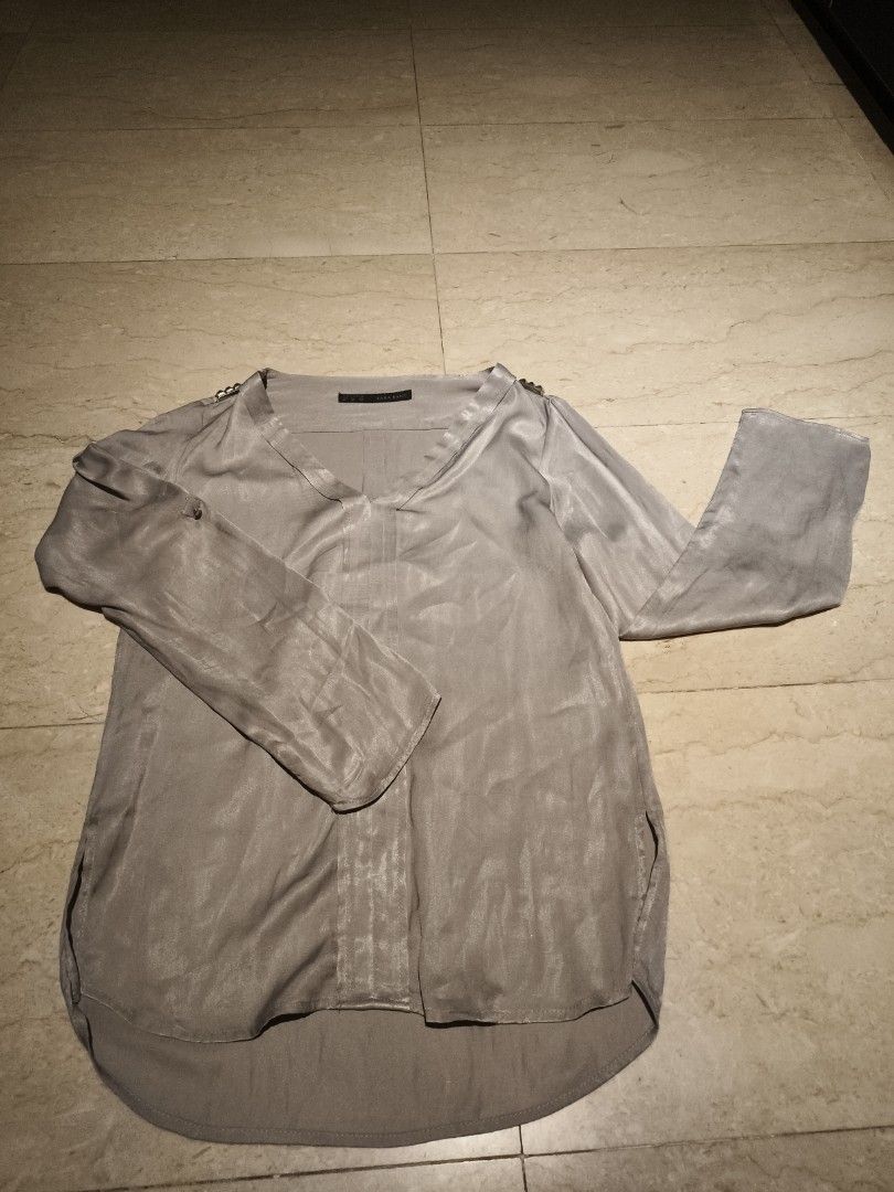 ZARA basic (Category: Blouses) located in Singapore. Submitted by cleverocean_1a4749 (Listing ID 1449273682, Image 1). Description: .