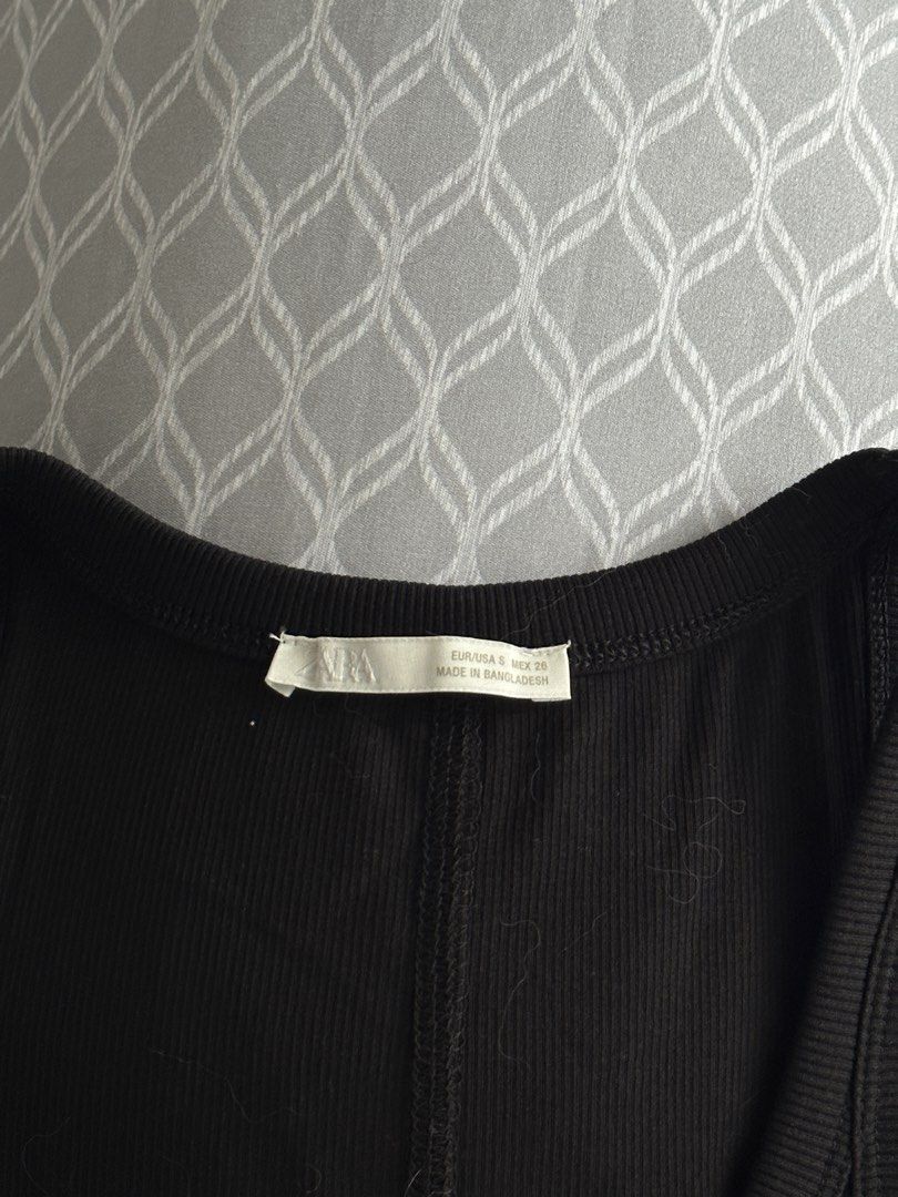 Zara Black Tank Top (Category: Sleeveless) located in Quezon City. Submitted by smileybeans (Listing ID 1449167706, Image 2). Description: True to size! Used once for a few hours Shipping 55 within mm 165 provincial Available for same day delivery.