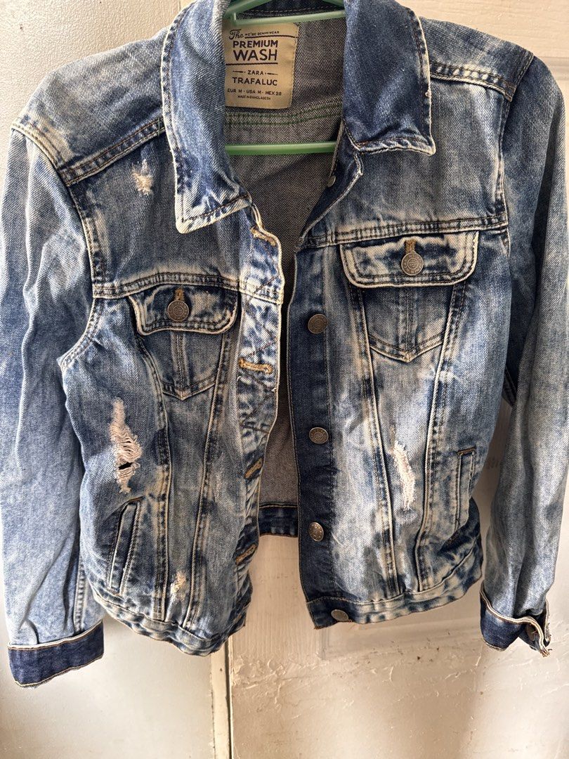 Zara distressed denim jacket (Category: Coats, Jackets and Outerwear) located in Las Pinas. Submitted by lynnsite (Listing ID 1449150106, Image 1). Description: Very cute.