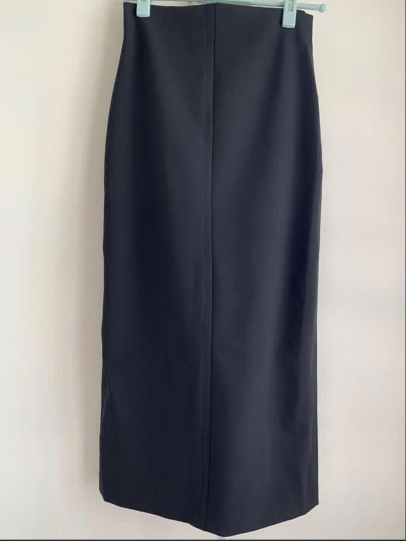 Zara high waist long skirt (size XS) （分類：裙）位於 Hong Kong。 由 homeatelier 提交（商品編號 1449148228，圖片 2）。簡介： A very elegant yet chic piece from Zara, slit at back XS size, also fit S size high quality fabric, stretchy material 。