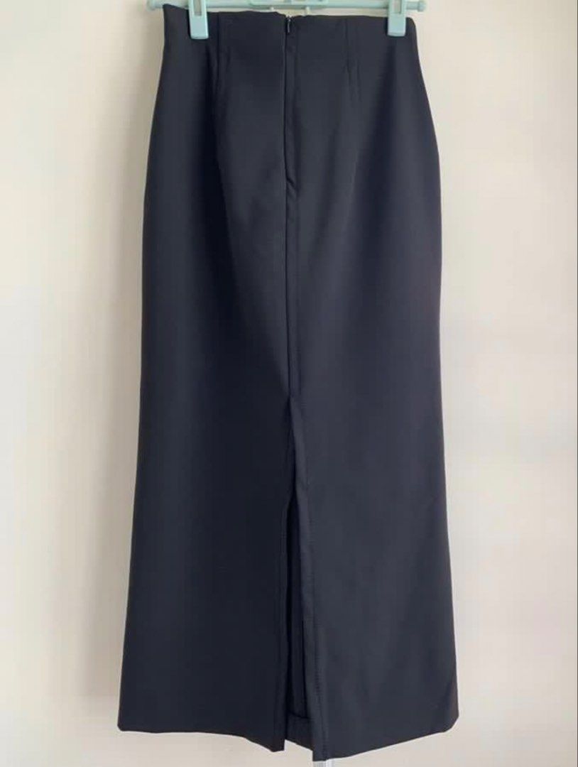 Zara high waist long skirt (size XS) （分類：裙）位於 Hong Kong。 由 homeatelier 提交（商品編號 1449148228，圖片 3）。簡介： A very elegant yet chic piece from Zara, slit at back XS size, also fit S size high quality fabric, stretchy material 。