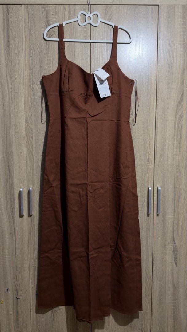Zara Linen Blend Midi Dress (Category: Dresses) located in Angat. Submitted by shopmyclosetbykris (Listing ID 1449293066, Image 2). Description: Zara Linen Dress in Brown 😍❤️ - Style: Midi Dress - Material: Linen Blend - Features: Adjustable straps, sweetheart neckline, side slit - Condition: Brand new with tags attached - Original Price: ¥8,590 LP posted! Pass to low ballers!.