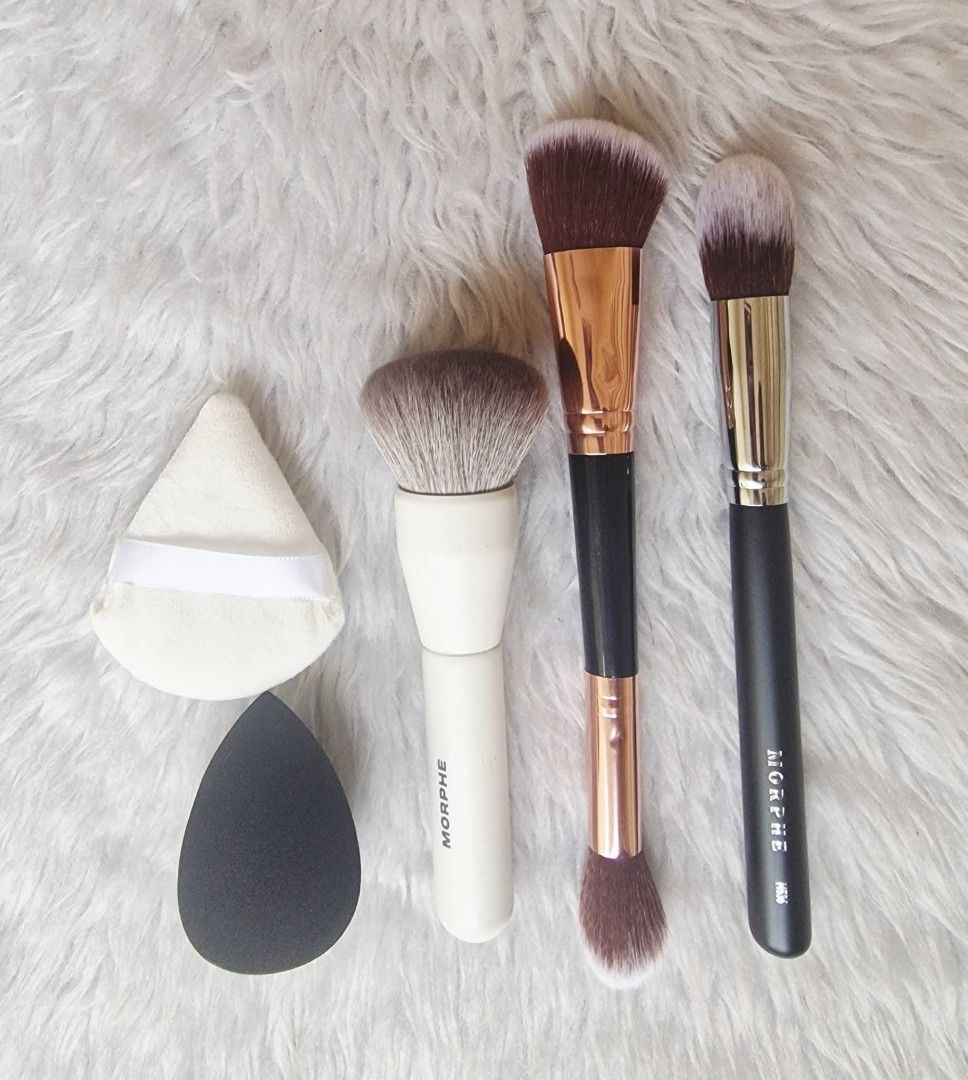 5pc Make Up Brushes ,Sponges & Puff Set (Category: Makeup) located in Quezon City. Submitted by floreskari78555 (Listing ID 1449484985, Image 2). Description: 5pc Make Up Brushes, Sponges & Puff✨️💄 Dual-Ended Face Brush: Features angled and tapered ends for applying blush, contour, and concealer. ​Morphe Foundation Brush (Black Handle): Dense, dome-shaped bristles for blending liquid or cream foundation. ​Morphe Buffing Brush (White Handle): Thi