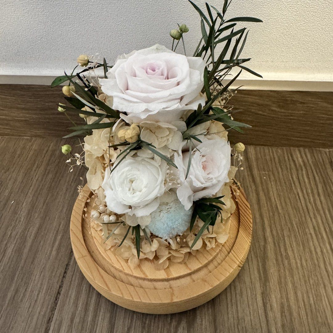 永生花 （分類：文具及工藝 - 花）位於 Hong Kong。 由 hamuslee 提交（商品編號 1449344574，圖片 3）。簡介： 永生花，底座有開關可以著燈 。