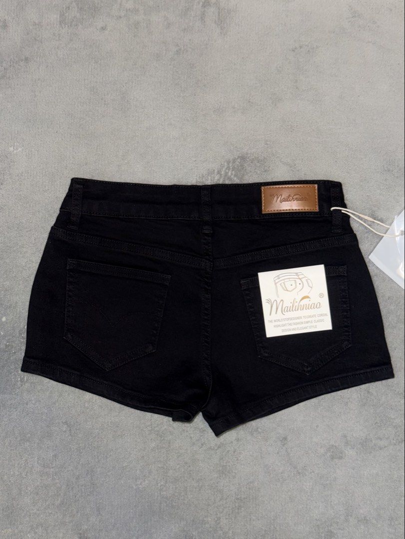 由 janezzi0101 (刊登 ID 1449437902，圖片 3) 提交，位於 台北市 (Taipei) 的 ✨全新✨黑色韓版牛仔短褲 (類別：短褲)，說明：✨全新✨黑色韓版牛仔短褲 狀態：全新（付原包裝及吊牌） 尺寸：M 腰圍68 / 臀圍82 / 褲長22 / 腿圍50 24小時內火速出貨！⚡️ 售出後不退換🙇‍♀️ 有任何問題可以直接私訊我呦～ 快帶它回家美美過夏日吧。