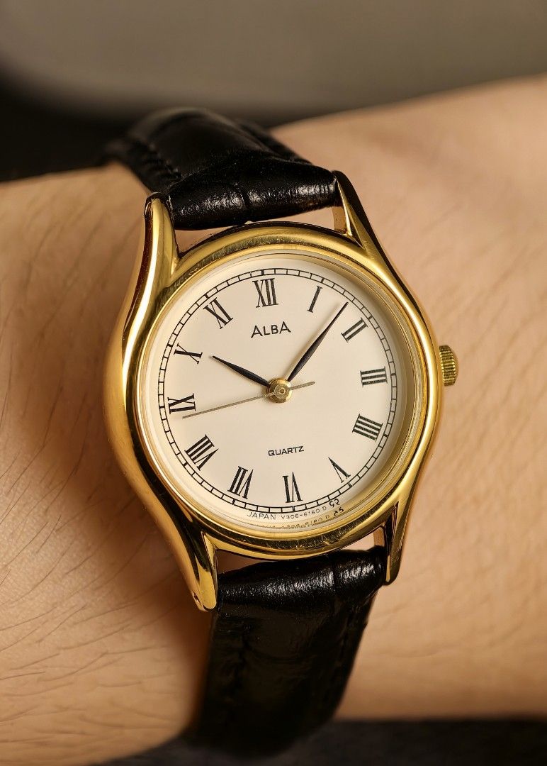 由 oldwatch.tw (刊登 ID 1449483274，圖片 2) 提交，位於 高雄市 (Kaohsiung) 的 ✨羅馬數字✨雅柏 ALBA 復古小金錶 女性石英手錶 古董錶 二手錶 古著 Vintage watch (類別：手錶)，說明：下標前請先參考關於我 ALBA｜羅馬數字 | 復古小金錶 採用潔白面盤搭配黑色羅馬數字時標，沒有多餘裝飾，卻散發濃濃的古典氣息。 金色圓形錶殼與黑色皮革錶帶形成鮮明對比，無論怎麼搭配都能展現低調耐看的質感。 商品狀況：運作正常 外觀叙述：有日常使用痕跡 錶帶狀況：代用皮帶 手錶錶徑：24mm 二手商品出清無保固 二手商品必有使用痕跡 售出不退換。