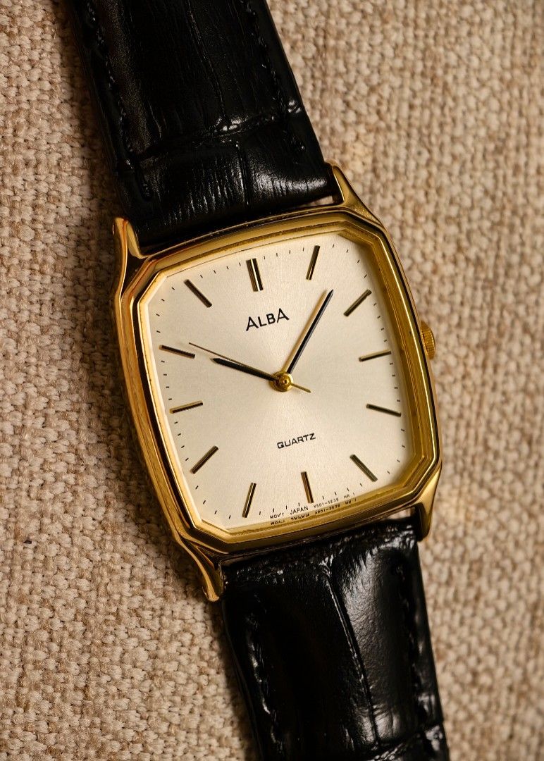 由 oldwatch.tw (刊登 ID 1449480678，圖片 1) 提交，位於 高雄市 (Kaohsiung) 的 ✨八角錶殼✨雅柏 ALBA 女性石英手錶 古董錶 二手錶 古著 Vintage watch (類別：手錶)，說明：下標前請先參考關於我 ALBA｜八角錶殼石英腕錶｜俐落復古設計 採用少見的八角錶殼，介於圓形與方形之間，低調卻極具辨識度。 香檳金放射面盤搭配細長立體時標，在不同光線下呈現柔和的光澤變化，配上黑色皮革錶帶，整體斯文耐看。 商品狀況：運作正常 外觀叙述：有日常使用痕跡 錶帶狀況：代用皮帶 手錶錶徑：26mm 二手商品出清無保固 二手商品必有使用痕跡 售出不退換。