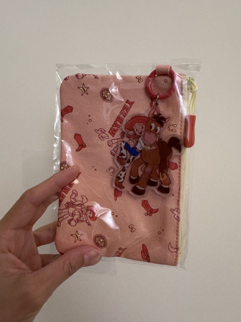 由 __ouobb (刊登 ID 1449438375，圖片 1) 提交，位於 嘉義市 (Chiayi City) 的 全新 innisfree 玩具總動員收納包 (類別：其他)，說明：。