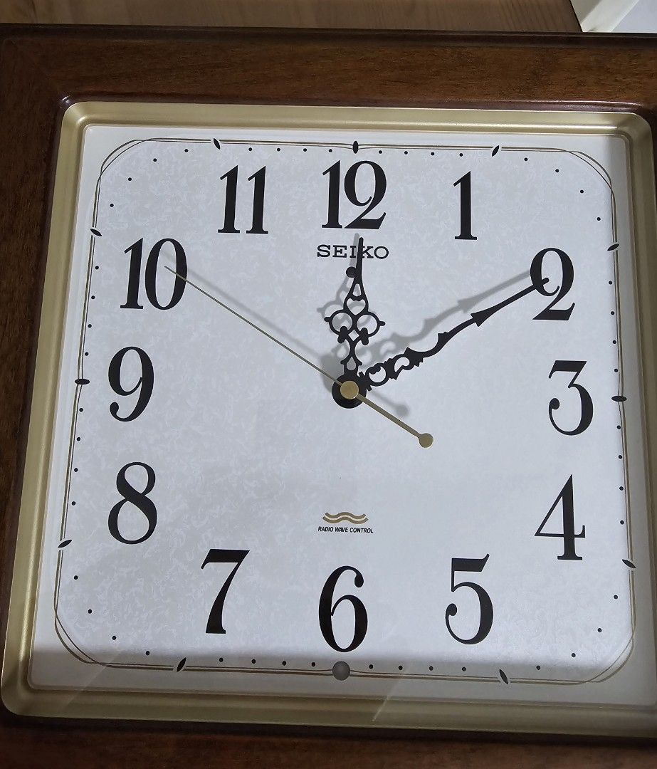 * 日版 * Seiko * 精工 * 電波鐘 * （分類：時鐘）位於 Hong Kong。 由 falako 提交（商品編號 1449510452，圖片 1）。簡介： * 二手 * 80％ 新淨 * 日版 * 精工 * Seiko * 能接收日本電波訊號，掛牆 石英 鐘， Size : 正方形， 邊長： 13.5 吋/ 35 CM；厚約： 1.5 吋/ 4 CM，重 ： 1.4 KG / 3 磅重量， * 原靚啡色實木，非壓碎木，金屬指針，白底，精工最靚，端正黑色大數字，通透玻璃，非常容易看清， * 中國組装，原装，超靚 泰國制 精工 超 静音 柔順滑行 ，精準 摩打 （馬達）機蕊/鐘肉，行走絕對寧靜，完全無雜音， * 100％ 全正常，準確，** 超強功能，同普通石英鐘，完全二個級別，包括 ：馬達機蕊， 內置天線，晚間，能直接，接收由日本本土，二個電波塔所發出電波訊號，完全自動校準時，分，秒，同香港天文台(香港電台收音機報時）時間完全相同， * 只需使用二粒AA 電池，可行走12 個