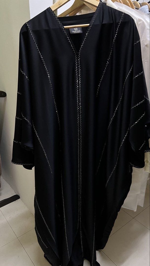 Abaya Black plus size (Category: Kaftans & Jubahs) located in Sungai Buloh. Submitted by fiqah_21 (Listing ID 1449526294, Image 1). Description: - Condition: like new only wear once - Size: 56 - Recommended height: 158-162cm - Bust: Free size (up to 84 inches) - Hips: 64 inches .