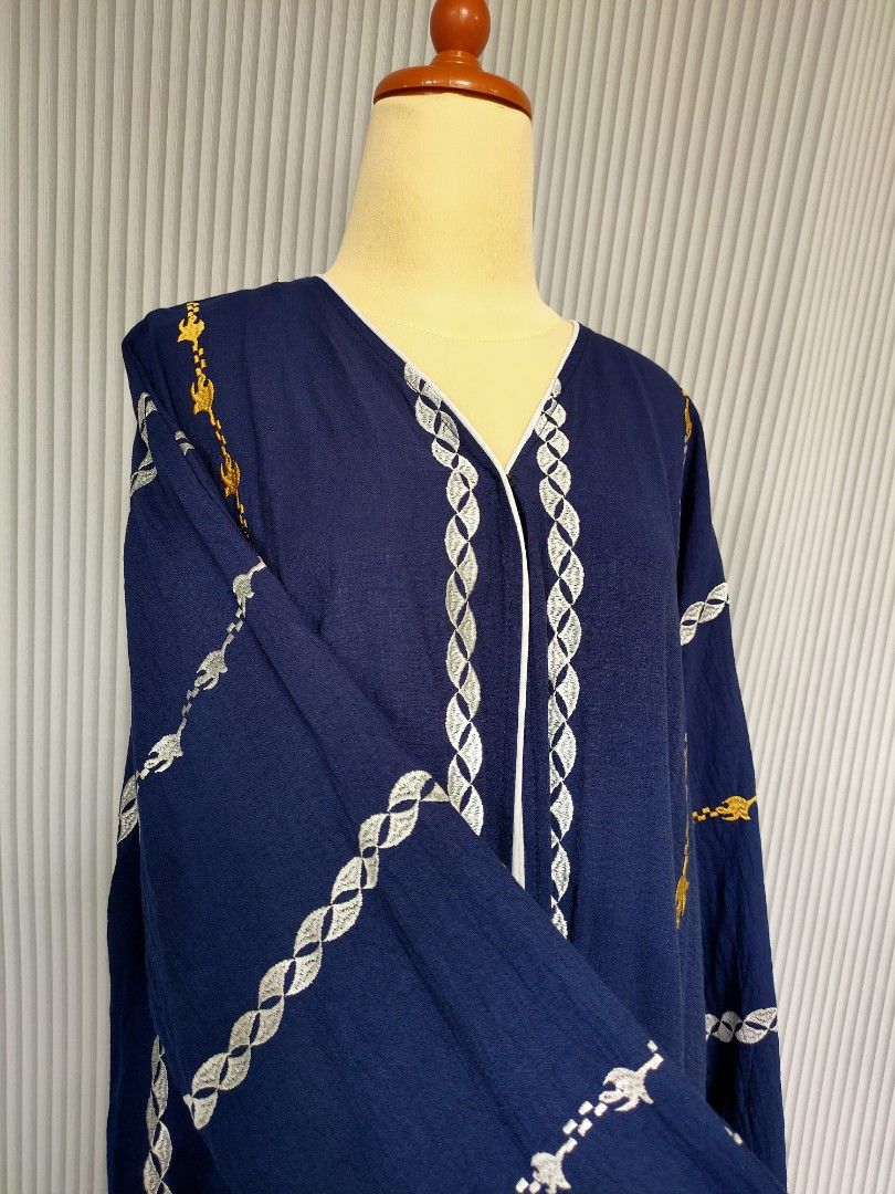 Abaya Cardi Sulam Darkblue (Category: Kaftans & Jubahs) located in Pulau Langkawi. Submitted by milinprelovee (Listing ID 1449395163, Image 3). Description: Pit 23, labuh 58 -(masih boleh potong bawah sbb tak ada manik) -jenis cardi abaya, ada satu button dekat atas.