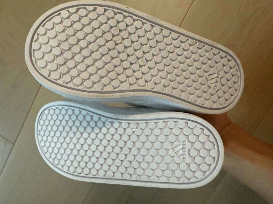 Adidas 返學白波鞋 （分類：嬰兒及小童流行時尚）位於 Hong Kong。 由 lamlamangel 提交（商品編號 1449354134，圖片 3）。簡介： Us 7.5 p14cm。