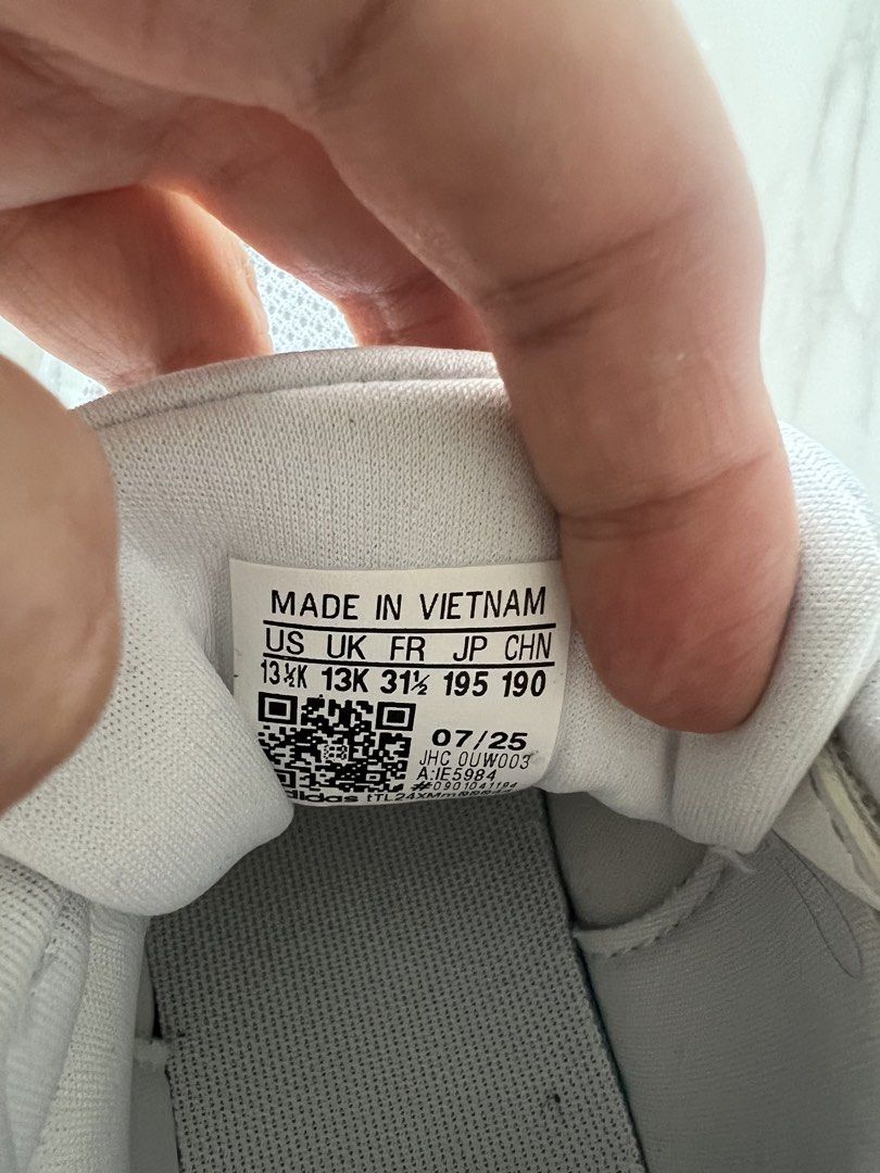 Adidas Kids' Sneakers White (Category: Babies & Kids Fashion) located in Kuala Lumpur. Submitted by trisyaaaaa (Listing ID 1449335136, Image 2). Description: - White Adidas sneakers for kids - Size: 13 UK - Secure fit with velcro strap and laces - Ideal for everyday wear and play.