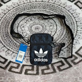 (Category: ) located in . Submitted by bon_streetwear (Listing ID 1449368641, Image 1). Description: .