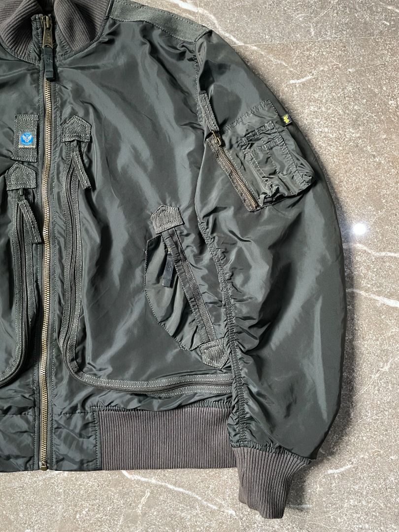 Alpha Industries Pilot Style - Multipocket Bomber Jacket (Category: Coats, Jackets and Outerwear) located in Lucena. Submitted by 0174.archive (Listing ID 1449367288, Image 3). Description: very good used condition flaws - faded neck/colar (see photo) Actual Measurements (inches) Chest (pit to pit): 25.5 Length: 27.5 Shoulder:21.5 Sleeve: 27.5 Message before buying. Items are pre-loved / second hand used. Manage your expectations. Buy with confid