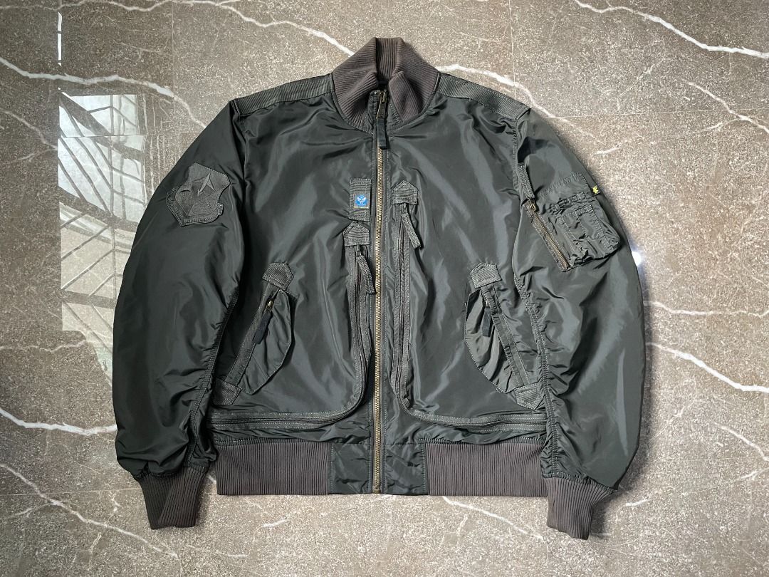 Alpha Industries Pilot Style - Multipocket Bomber Jacket (Category: Coats, Jackets and Outerwear) located in Lucena. Submitted by 0174.archive (Listing ID 1449367288, Image 1). Description: very good used condition flaws - faded neck/colar (see photo) Actual Measurements (inches) Chest (pit to pit): 25.5 Length: 27.5 Shoulder:21.5 Sleeve: 27.5 Message before buying. Items are pre-loved / second hand used. Manage your expectations. Buy with confid