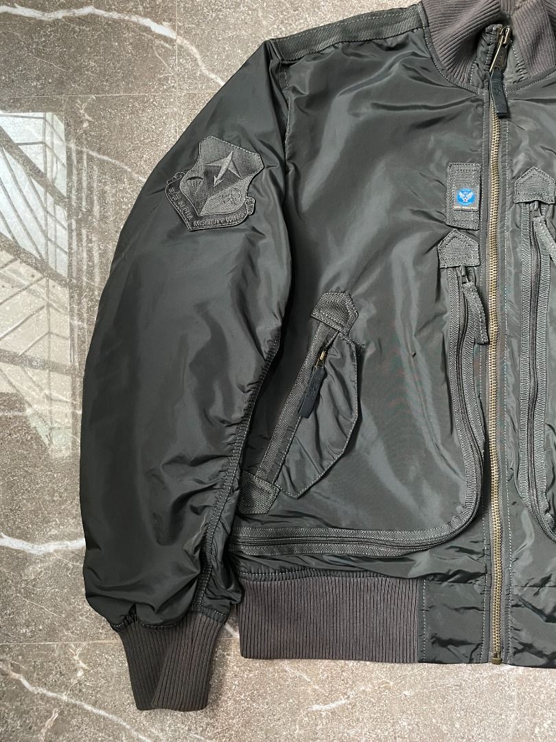 Alpha Industries Pilot Style - Multipocket Bomber Jacket (Category: Coats, Jackets and Outerwear) located in Lucena. Submitted by 0174.archive (Listing ID 1449367288, Image 2). Description: very good used condition flaws - faded neck/colar (see photo) Actual Measurements (inches) Chest (pit to pit): 25.5 Length: 27.5 Shoulder:21.5 Sleeve: 27.5 Message before buying. Items are pre-loved / second hand used. Manage your expectations. Buy with confid