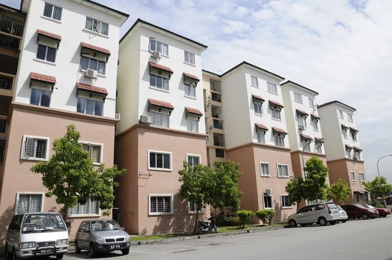 Apartment for Sale in Puchong | Walking Distance to LRT | Good for Own Stay & Investment (Category: Property For Sale) located in Puchong. Submitted by aaron_www (Listing ID 1449492987, Image 1). Description: 🚈 Strategic location in Puchong with LRT access within walking distance. 🛒Surrounded by eateries, convenience stores and daily essentials (7-Eleven, Supermarket, KFC, Optometrist, Clinic, Petrol Station) and more. Suitable for own stay or 