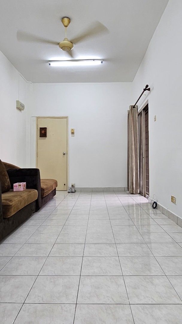 Apartment for Sale in Puchong | Walking Distance to LRT | Good for Own Stay & Investment (Category: Property For Sale) located in Puchong. Submitted by aaron_www (Listing ID 1449492987, Image 2). Description: 🚈 Strategic location in Puchong with LRT access within walking distance. 🛒Surrounded by eateries, convenience stores and daily essentials (7-Eleven, Supermarket, KFC, Optometrist, Clinic, Petrol Station) and more. Suitable for own stay or 