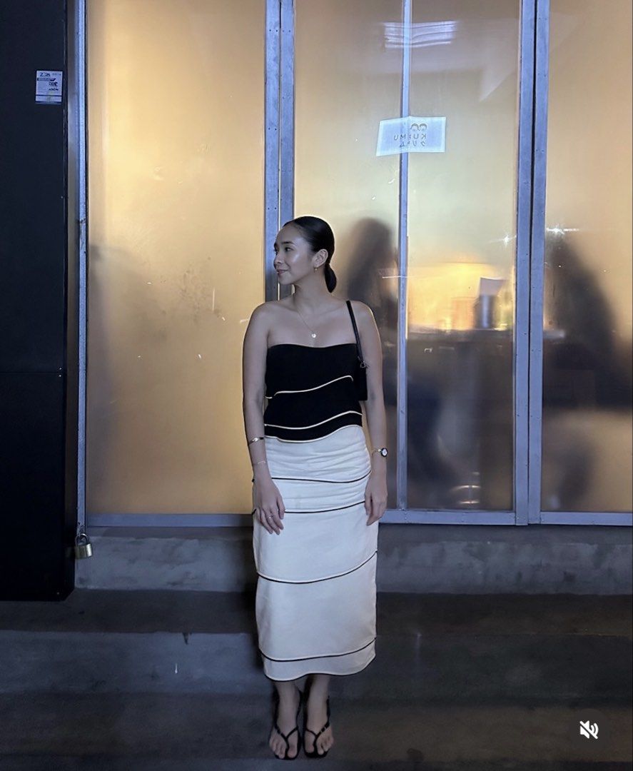 Arlo Midi Skirt (For Rent) (Category: Skirts) located in Makati City. Submitted by chriscloudy (Listing ID 1449446243, Image 1). Description: !! FOR RENT ONLY. NOT FOR SALE!! Can rent up to 3 days :) Pick up: Morning of day 1 Return: Evening of day 3 A security deposit of 3200 is required and will be refunded if the item has been returned safely and in great condition. Please return unwashed! Delivery/shipping fees for pick up and return are both