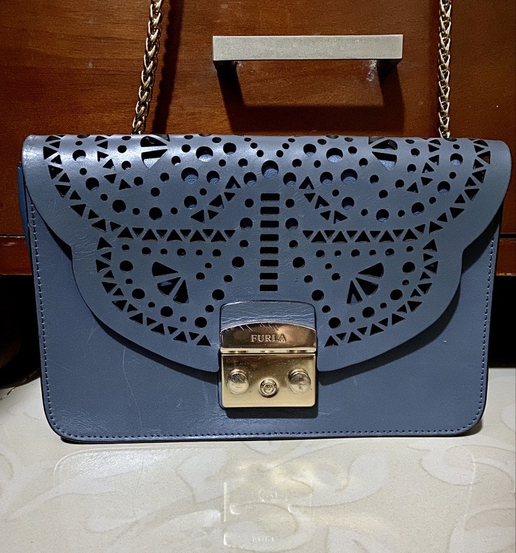 Authentic Furla Shoulder Bag (Category: Luxury Bags & Wallets) located in Taytay. Submitted by neldon_hub (Listing ID 1419914128, Image 2). Description: - guaranteed Furla shoulder bag - Stunning blue color - double flap bag - Elegant gold-tone chain strap - Secure clasp closure - Crafted from leather - Perfect for any occasion.