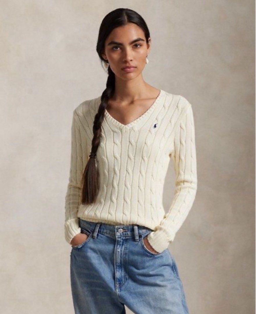 Authentic Polo Ralph Lauren Cable Knit (Kategori: Atasan) berada di Surabaya. Dikirim oleh arcelloatharazka (ID iklan 1449426998, Gambar 1). Deskripsi: Kondisi like new Size M Tag atas bawah aman✅ Harga nett no nego ya ka 🙏😊.