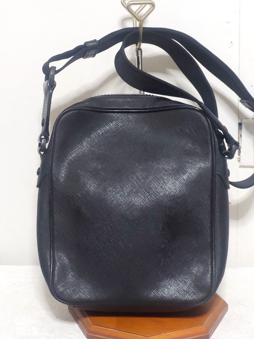 Bally sebert crossbody bag (Category: Sling Bags) located in Santa Rosa. Submitted by roycerocus (Listing ID 1449330250, Image 3). Description: minor sign of use very goodpresentable cond. medium size.