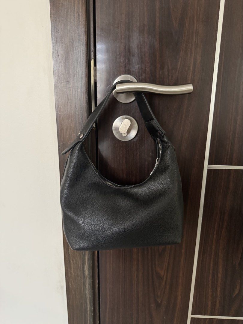 Black Leather Shoulder Bag (Category: Shoulder Bags) located in Manila. Submitted by declutterzoneee (Listing ID 1449384139, Image 1). Description: .