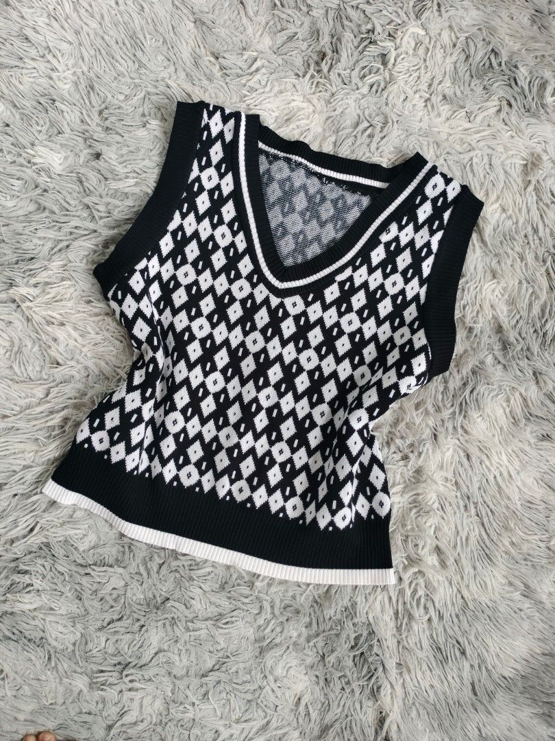 Black White Knitted Argyle Knit V-Neck Vest (Category: Sleeveless) located in Digos. Submitted by asteria_dollette (Listing ID 1449484170, Image 2). Description: :¨ ·.· ¨: `· . size: m ⋆.˚🎀⋆࿐♡⋆.˚ length: 19” || bust: 36” || waist: 34” || mine: ₱150 lock: ₱200 (yours) ໒꒰ྀི´ ˘ ` ꒱ྀིა ˚ʚ♡ɞ˚ 𝐦𝐢𝐧𝐞/𝐠𝐫𝐚𝐛/𝐥𝐨𝐜𝐤 𝐞𝐧𝐝𝐬 𝐨𝐧 𝐣𝐮𝐥𝐲 𝟏𝟕 || 𝟏𝟎:𝟎𝟎 𝐩𝐦 ˚ʚ♡ɞ˚ 𝐬𝐡𝐢𝐩𝐩𝐢𝐧𝐠 𝐨𝐟 𝐢𝐭𝐞𝐦𝐬: 𝐟𝐫𝐢𝐝𝐚𝐲 & 𝐦𝐨𝐧𝐝𝐚𝐲 ˚ʚ♡ɞ˚ 𝐜𝐫𝐨𝐬𝐬 𝐩