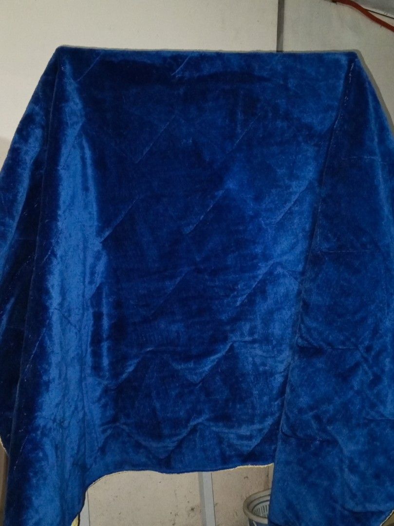 Blue Plush Quilted Blanket with Floral Yellow Underside (Category: Bedding & Towels) located in Cavite. Submitted by mishaco (Listing ID 1449421637, Image 3). Description: - Cozy blue plush blanket - Quilted diamond pattern on one side - Reversible to a yellow side with a cute blue floral print - Soft and warm for ultimate comfort - Ideal for couch snuggles or extra bed warmth 🛏️ Imported Queen Size Comforter from Kuwait 🇰🇼 ✨ Queen Size ✨ Maka