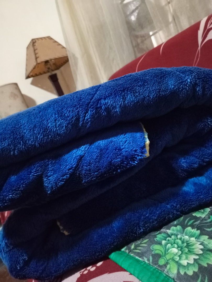 Blue Plush Quilted Blanket with Floral Yellow Underside (Category: Bedding & Towels) located in Cavite. Submitted by mishaco (Listing ID 1449421637, Image 2). Description: - Cozy blue plush blanket - Quilted diamond pattern on one side - Reversible to a yellow side with a cute blue floral print - Soft and warm for ultimate comfort - Ideal for couch snuggles or extra bed warmth 🛏️ Imported Queen Size Comforter from Kuwait 🇰🇼 ✨ Queen Size ✨ Maka