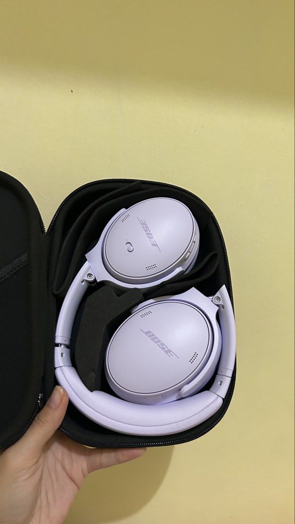 Bose Quite Comfort Headphones (Category: Headphones & Headsets) located in Manila. Submitted by luckydeer_262617 (Listing ID 1449456934, Image 1). Description: Rfs: not used since bought .