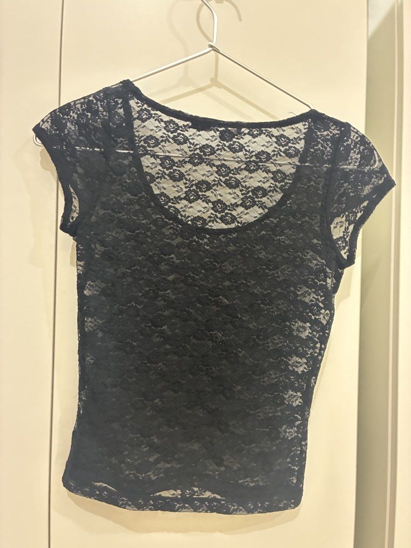 由 su12345677 (刊登 ID 1449332640，圖片 3) 提交，位於 高雄市 (Kaohsiung) 的 Brandy Melville 黑色蕾絲透膚上衣 (類別：Ｔ恤)，說明：有彈性，已剪標。