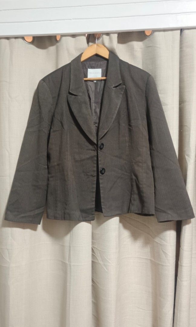 Brown women coat (Category: Coats, Jackets and Outerwear) located in Quezon City. Submitted by reareebelise (Listing ID 1449395168, Image 1). Description: There's a white stitch lang inside na hindi naman makikita if suot na, see last photo please 🙂.