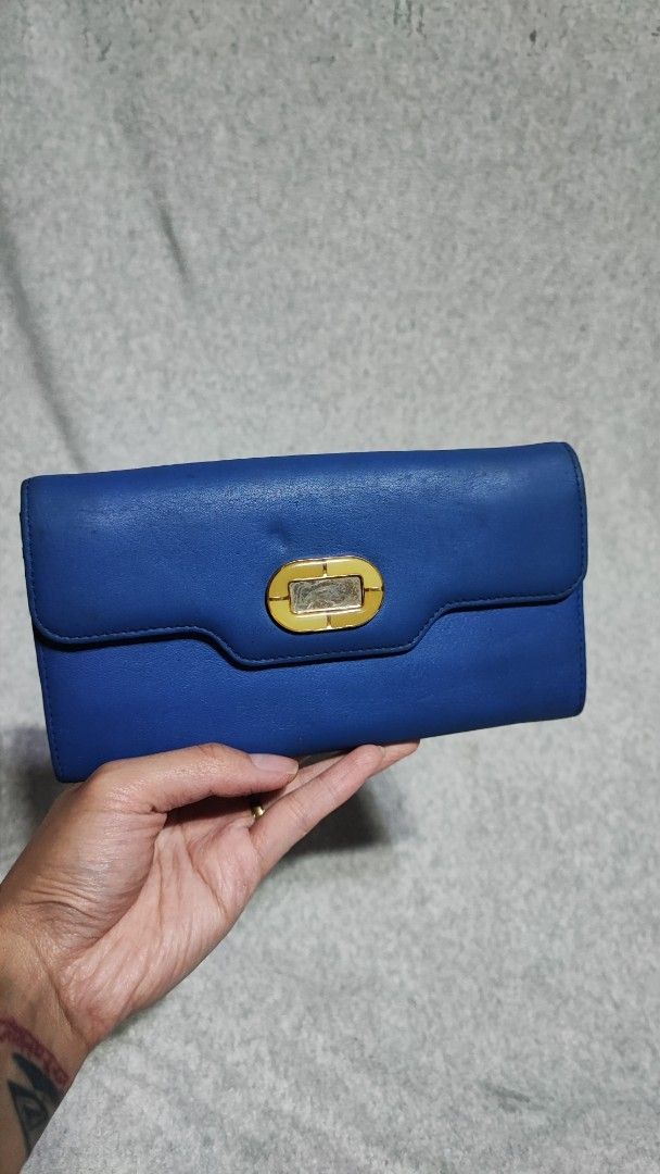 Bvlgari long wallet (Category: Luxury Bags & Wallets) located in Baguio. Submitted by jayrgijc52758 (Listing ID 1449336888, Image 1). Description: Bvlgari long wallet May missing na gem jan sa gitna No other flaw 800.
