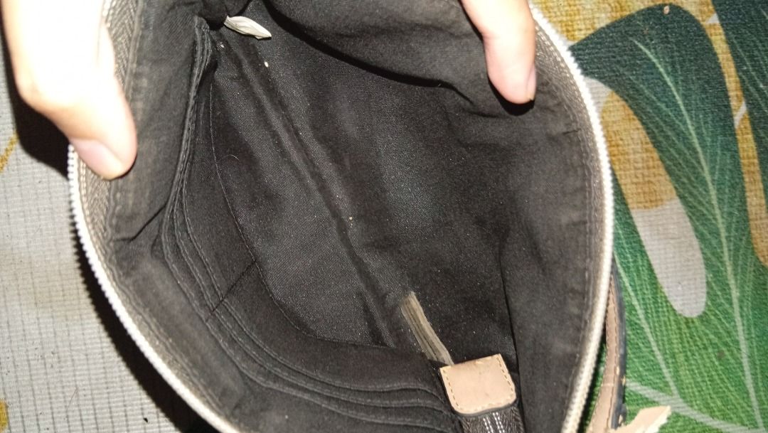 Calvin Klein Original Monogram Clutch bag (Category: Luxury Bags & Wallets) located in Bayombong. Submitted by shinieeeisi (Listing ID 1449465765, Image 2). Description: authentic ck bag, with tags - has issue around the strap overall okay pa naman - can fit 6.1 inch phone mop : gcash/maya mod : jnt/flash/lbc - can meet up pero around the nv lang - can do vc, and can send legit transac - no rts or rfs orders - buyers should shoulder the defee luz