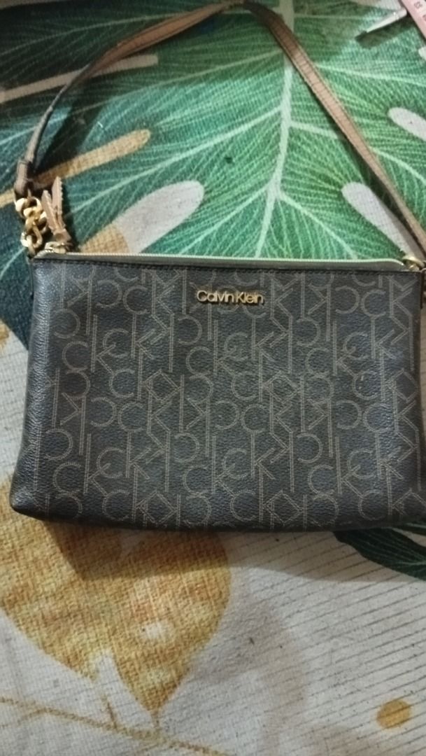Calvin Klein Original Monogram Clutch bag (Category: Luxury Bags & Wallets) located in Bayombong. Submitted by shinieeeisi (Listing ID 1449465765, Image 1). Description: authentic ck bag, with tags - has issue around the strap overall okay pa naman - can fit 6.1 inch phone mop : gcash/maya mod : jnt/flash/lbc - can meet up pero around the nv lang - can do vc, and can send legit transac - no rts or rfs orders - buyers should shoulder the defee luz