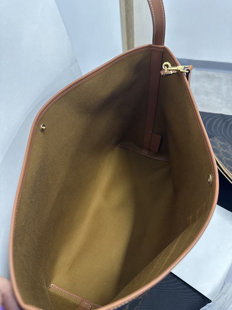 Celine Triimphe Soft Bag （分類：手袋及銀包）位於 Hong Kong。 由 yan62o 提交（商品編號 1449391280，圖片 2）。簡介： - 100% Authentic and bought in Paris - Soft Shopper Bag in Triompe Canvas and Calfskin - Color Tan with Dust Bag - Size: 32.5 x 24.5 x 14 CM - Cross-Body and Shoulder Carry - Ref# 123912GXC.04LU 。