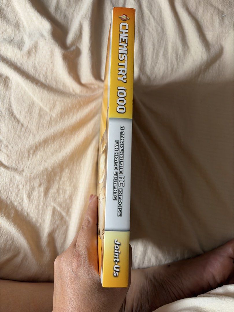 CHEMISTRY 1000 HKDSE 中學化學練習 （分類：教科書）位於 Hong Kong。 由 sysss 提交（商品編號 1449402345，圖片 2）。簡介： 呢本係CHEMISTRY 1000，一本好齊全嘅MC練習。for HKDSE students 嘅 compulsory part。有埋答案同埋詳細解釋。啱晒想操多啲題目嘅同學仔。 ***順豐到付***。