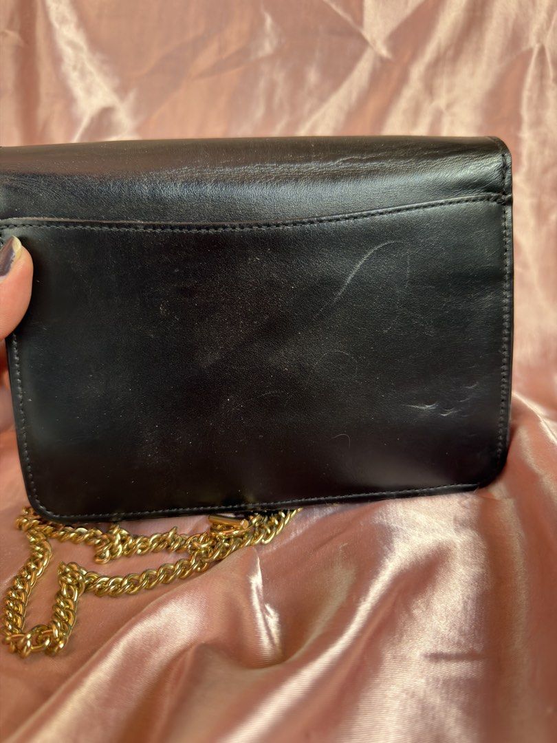 Coach Black Leather Chain Shoulder Bag (Category: Luxury Bags & Wallets) located in Manila. Submitted by olxph_ (Listing ID 1449365912, Image 2). Description: Original coach xbody gold chain bag May issue sa creed Pm me for details.
