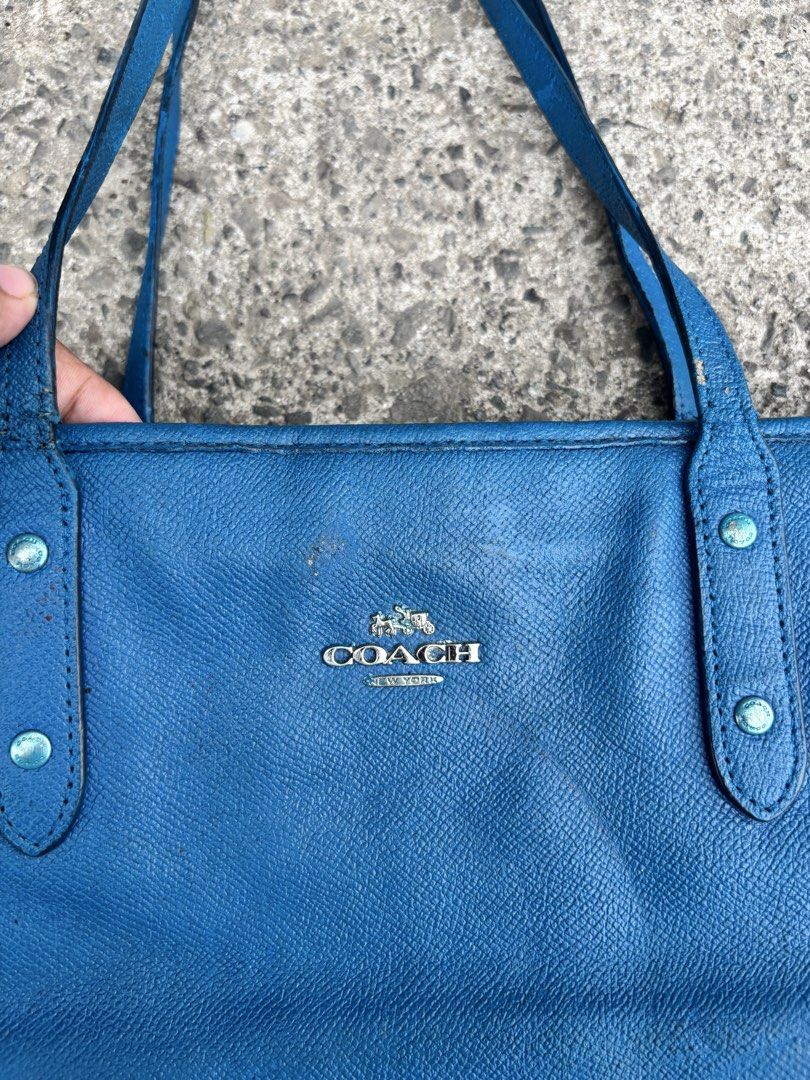 COACH SHOULDER BAG LARGE (Category: Luxury Bags & Wallets) located in Manila. Submitted by mangbebong_05 (Listing ID 1449394467, Image 2). Description: COACH SHOULDER BAG LARGR SIZE MINOR SIGN OF USAGE AUTHENTIC/LEGIT.