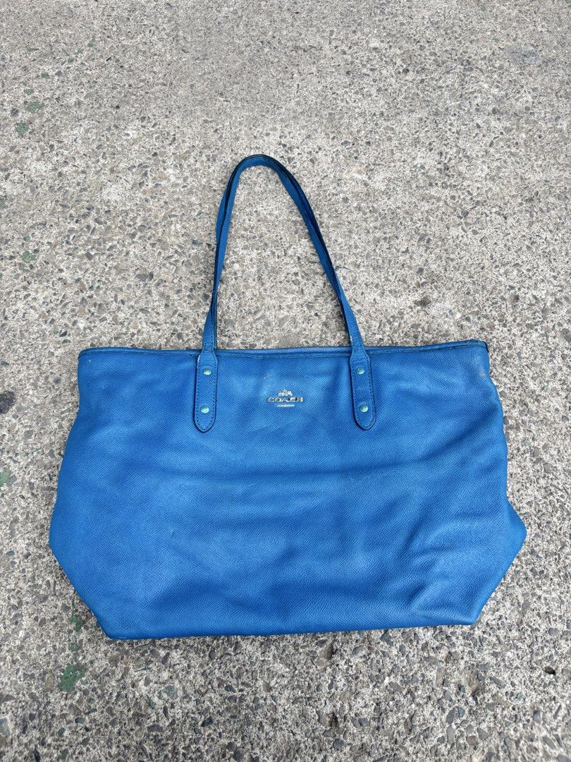 COACH SHOULDER BAG LARGE (Category: Luxury Bags & Wallets) located in Manila. Submitted by mangbebong_05 (Listing ID 1449394467, Image 1). Description: COACH SHOULDER BAG LARGR SIZE MINOR SIGN OF USAGE AUTHENTIC/LEGIT.