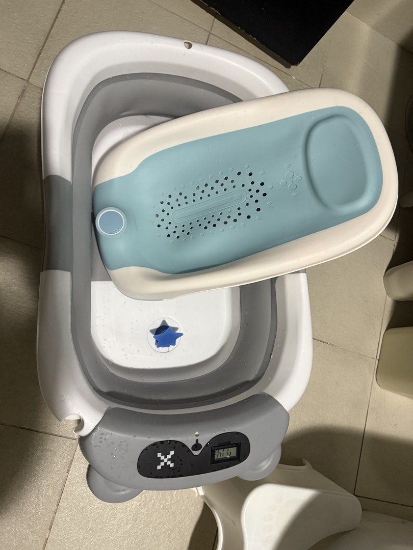 Collapsible Baby Bathtub with Newborn Support (Category: Bathtub & Bath Accessories) located in Mandaluyong City. Submitted by lulubelle86 (Listing ID 1449330596, Image 3). Description: - Foldable design, perfect for small spaces - Comes with a newborn support seat - Built-in thermometer for safe water temperature (never tried it) - Easy to drain and store - Suitable for newborns and toddlers Pick up in Circuit makati - Clean and ready for its ne