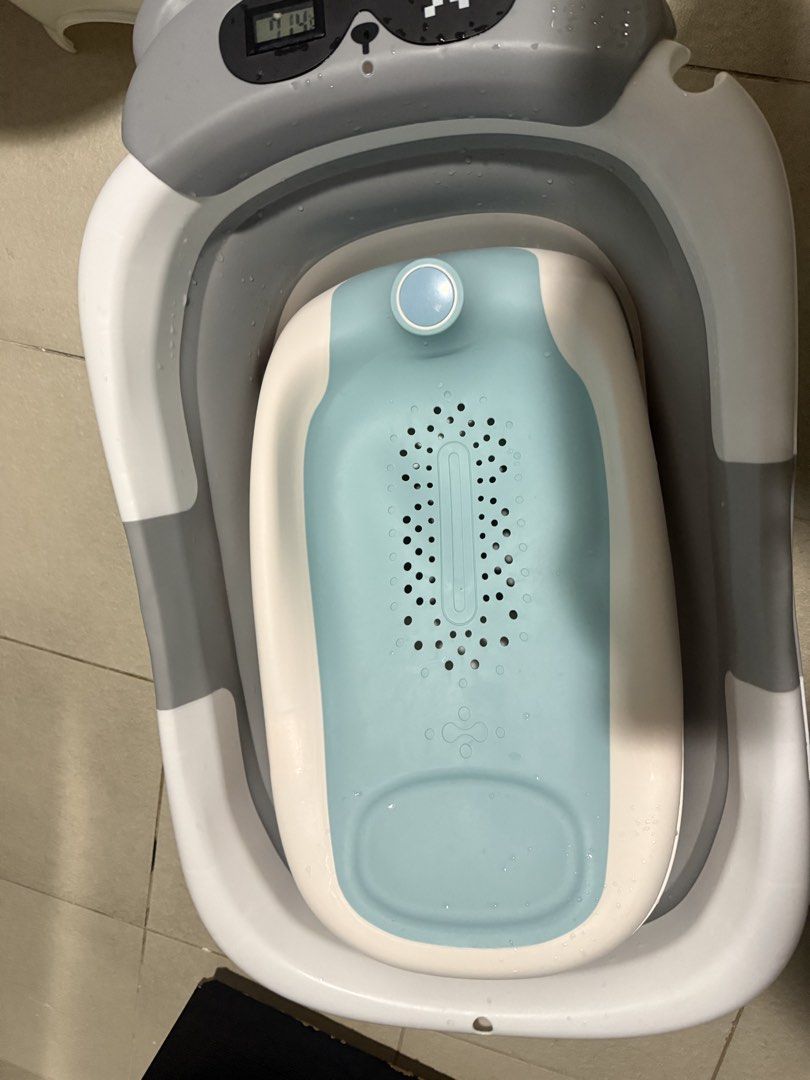 Collapsible Baby Bathtub with Newborn Support (Category: Bathtub & Bath Accessories) located in Mandaluyong City. Submitted by lulubelle86 (Listing ID 1449330596, Image 2). Description: - Foldable design, perfect for small spaces - Comes with a newborn support seat - Built-in thermometer for safe water temperature (never tried it) - Easy to drain and store - Suitable for newborns and toddlers Pick up in Circuit makati - Clean and ready for its ne