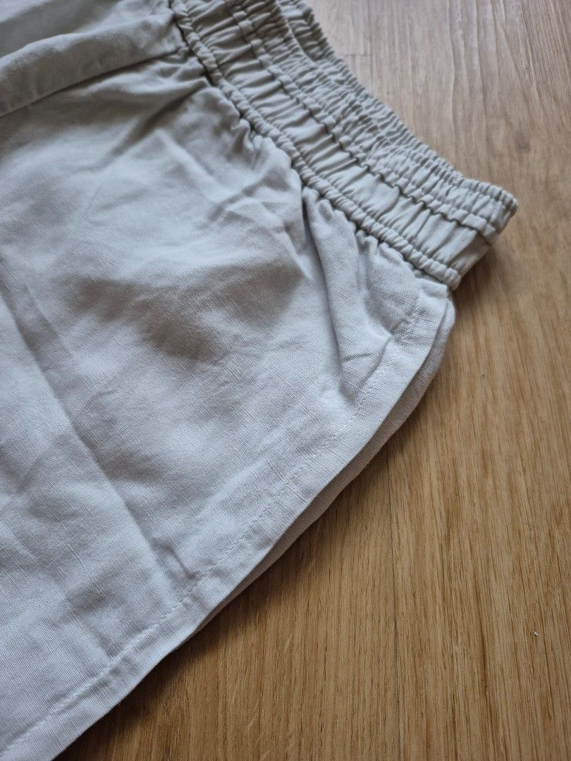 COS Ash Gray Linen Blend Bermuda Short (Category: Other Bottoms) located in Mandaluyong City. Submitted by _spike (Listing ID 1449414575, Image 3). Description: Ash gray Bermuda linen blend shorts. Thick, high-quality elastic. Slit opening on side creates a beautiful drape. Feel free to dm for more photos Payment methods: Gcash and Maya Shipping: Grab, Lalamove, and J&t (Shipping fee to be shouldered by buyer).