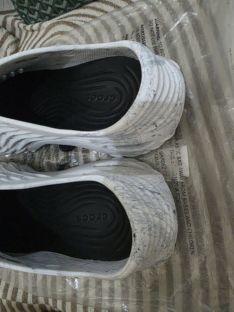 Crocs - Echo Marbled Wave perforated clogs - unisex - Rubber/Rubber/Rubber - 10 - White (Category: Slippers & Slides) located in Valenzuela. Submitted by shopsbyann (Listing ID 1449427431, Image 3). Description: Crocs - Echo Wave Marbled clogs unisex Rubber M10 W12 rfs: wrong size from Japan 100% original.