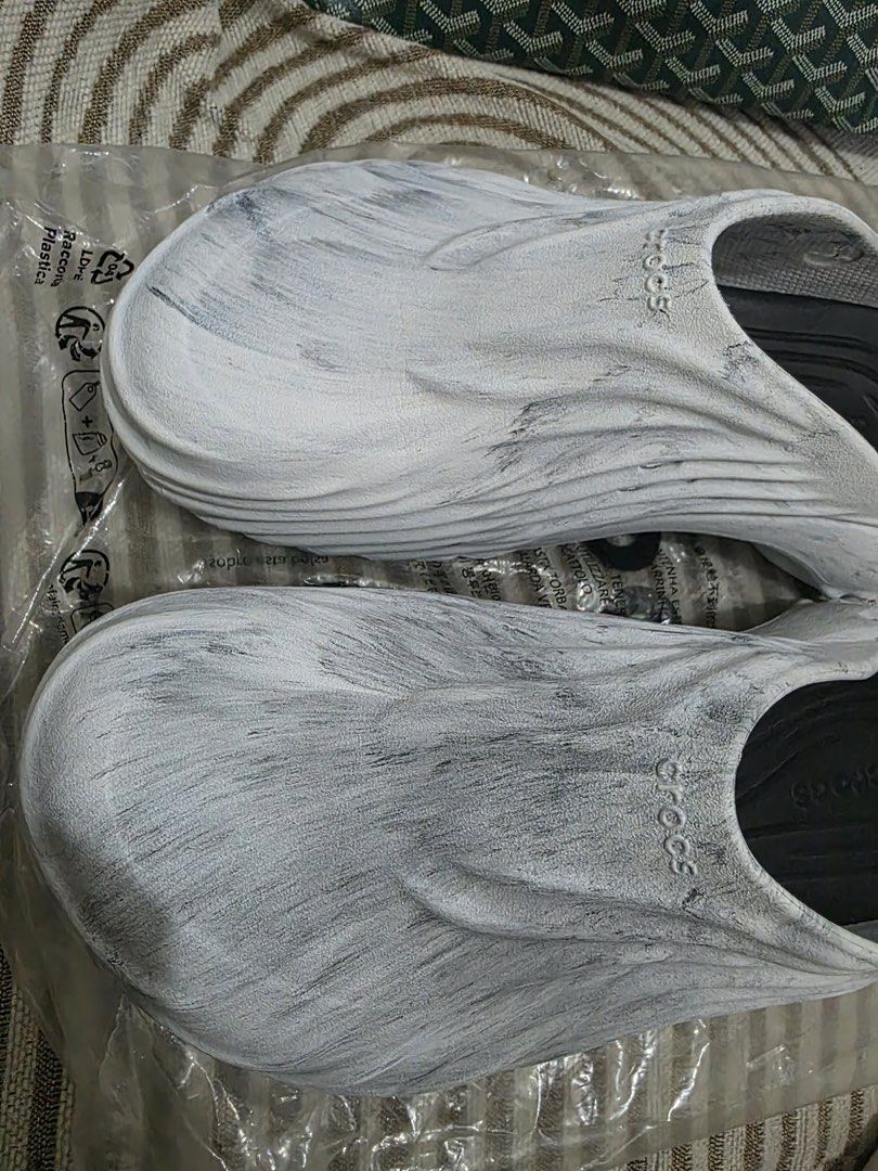 Crocs - Echo Marbled Wave perforated clogs - unisex - Rubber/Rubber/Rubber - 10 - White (Category: Slippers & Slides) located in Valenzuela. Submitted by shopsbyann (Listing ID 1449427431, Image 2). Description: Crocs - Echo Wave Marbled clogs unisex Rubber M10 W12 rfs: wrong size from Japan 100% original.