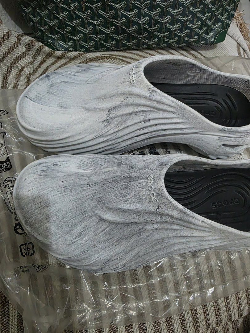 Crocs - Echo Marbled Wave perforated clogs - unisex - Rubber/Rubber/Rubber - 10 - White (Category: Slippers & Slides) located in Valenzuela. Submitted by shopsbyann (Listing ID 1449427431, Image 1). Description: Crocs - Echo Wave Marbled clogs unisex Rubber M10 W12 rfs: wrong size from Japan 100% original.